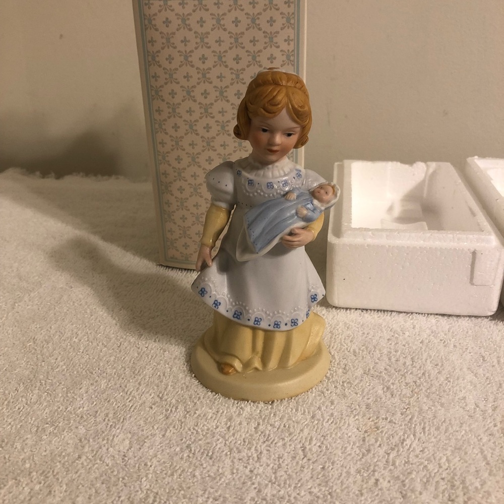 Vintage 1981 Avon A Mothers Love Porcelain Figurine With Box